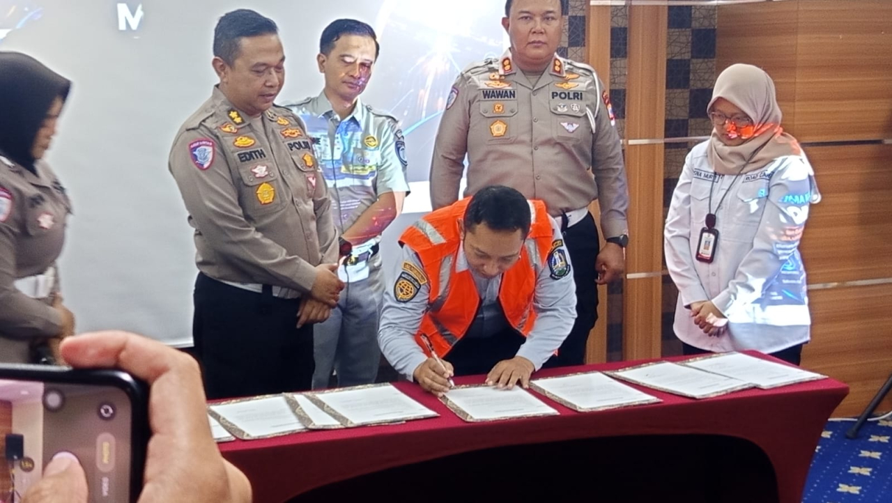 Kasubdit Kamsel Ditlantas Polda Jatim AKBP Edith Yuswo Widodo bersama instansi terkait penguatan sistem Mahameru Quick Respon. 