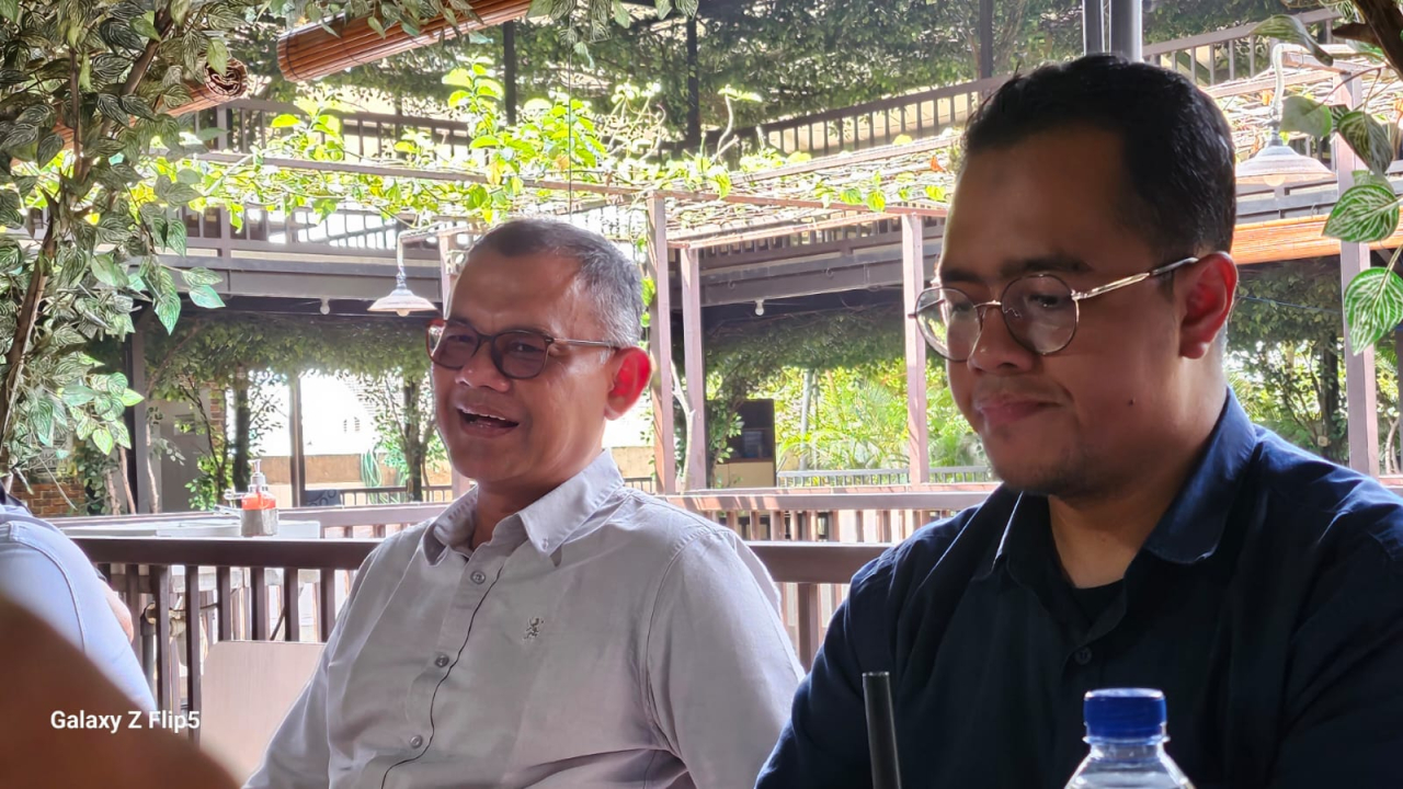 Kiri : Karyawan PLN NP/ Direktur Operasi PT NGKI - Djauhar Husni. Kanan : Mochammad Affandi - Karyawan PLN NP/ Permit & ESG Vice Manager 